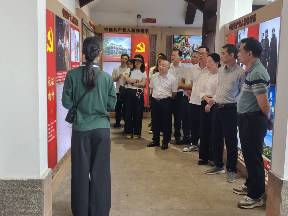 黨員、干部職工在南寧市共產(chǎn)黨人精神譜系主題園內(nèi)參觀.jpg